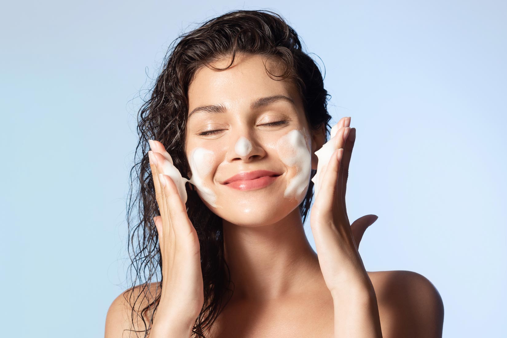  Mujer jóven feliz, limpiando su rostro.