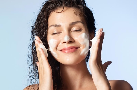  Mujer jóven feliz, limpiando su rostro.